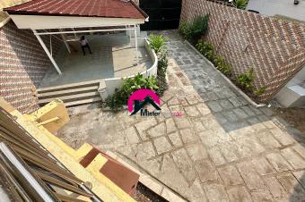 Location dune villa  usage rsidentiel ou professionnel avec 4CHS 2 sjours bureau annexe CH parking interne et externe etc. Situe  Gombe aux alentours du Lyce Franais 