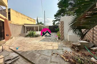 Location dune villa  usage rsidentiel ou professionnel avec 4CHS 2 sjours bureau annexe CH parking interne et externe etc. Situe  Gombe aux alentours du Lyce Franais 