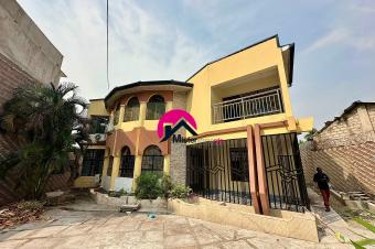 Location dune villa  usage rsidentiel ou professionnel avec 4CHS 2 sjours bureau annexe CH parking interne et externe etc. Situe  Gombe aux alentours du Lyce Franais 