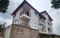 Parcelle avec un immeuble de cinq appartements en vente à NGALIEMA/Okapi étrier très bon emplacement mediacongo