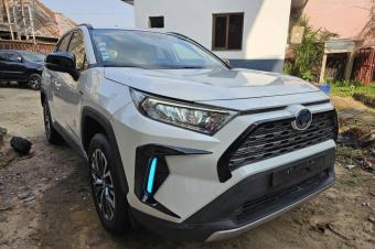 Besoin dargent chaud  Toyota rav4 hybride  Anne de fabrication 2022 Volant  gauche  Essence  Automatique  4 cylindre  Full option  Intrieur en cuir Climatis  kilomtr