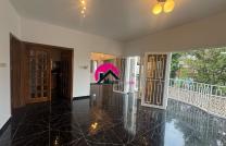 Location d’un superbe appartement de 3CHS, 3 salles de douches, au 2ème niveau d’un magnifique bâtiment ayant 3 occupants ou familles, offrant un cadre reposant à Basoko-GB. mediacongo