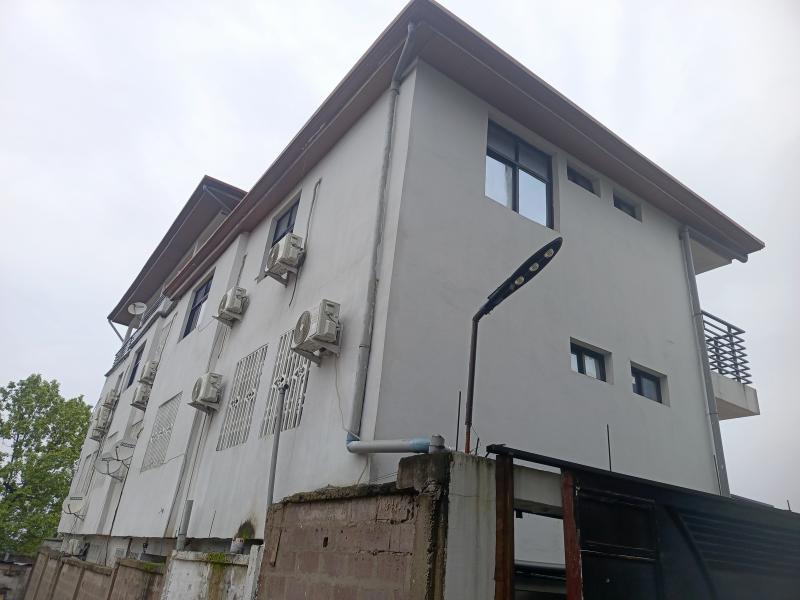 UN Immeuble en vente de 2 niveaux avec 5 appartements ET terrasse dans la Commune de NGALIEMAOKAPI 