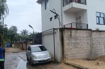 UN Immeuble en vente de 2 niveaux avec 5 appartements ET terrasse dans la Commune de NGALIEMAOKAPI 