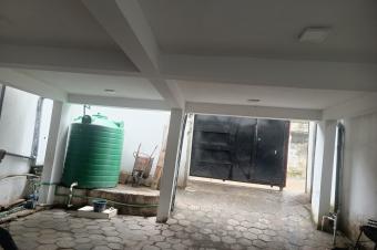 UN Immeuble en vente de 2 niveaux avec 5 appartements ET terrasse dans la Commune de NGALIEMAOKAPI 