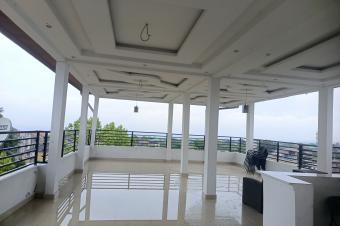 UN Immeuble en vente de 2 niveaux avec 5 appartements ET terrasse dans la Commune de NGALIEMAOKAPI 