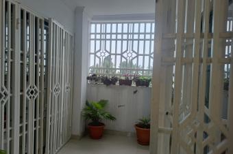 IMMEUBLE DE R2 INCLUANT 5 APPARTEMENTS ET TERRASSE AVEC UNE BONNE RMUNRATION DES LOCATAIRES EN VENTE  LOCALISATION OKAPI  LTRIERNGALIEMA  