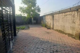 Grande parcelle avec une belle maison en vente  Kinshasa kinkoleLegos 