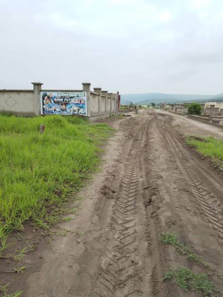 GS13IMMO SARL met  votre disposition la vente de ce terrain vide CNsele non loin de Mausole dTIENNE TSHISEKEDI. Dimension 2020M. Prix 7.500  discuter.  vous