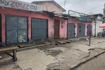 Vente parcelle usage commercial sur lasphalte  Lemba 
