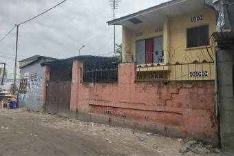 Vente parcelle usage commercial sur lasphalte  Lemba 