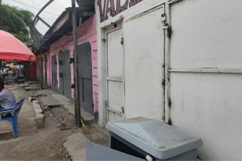 Vente parcelle usage commercial sur lasphalte  Lemba 