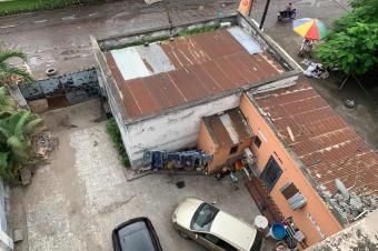Vente dune Immeuble de 3 niveaux  balcon dans la commune de Kintambo sur le principal Bangala  Superficie 2530  Compositions  8 appartements  1 annexe et 2 maisons commercial