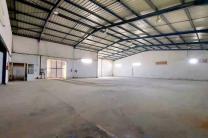 UN GRAND ENTREPÔT A LOUER À GOMBE NON LOIN DU BOULEVARD DU 30 JUIN     *SUPERFICIE* : 1.600 MÈTRES CARRÉS   *LOYER* : 12$/ MÈTRES CARRÉS   GRAND PARKING DISPONIBLE immobilier_vente_location