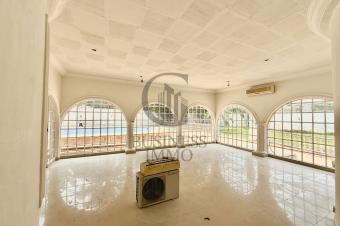 GBUSINESS IMMO VOUS PROPOSE EN LOCATION UNE SUPERBE VILLA AVEC PATIO EN COURS DE RAFRAICHISSEMENT AU COEUR DE LA GOMBE. PARFAITE POUR UN USAGE RESIDENTIEL OU PROFESSIONNEL.