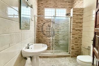 GBUSINESS IMMO VOUS PROPOSE EN LOCATION UNE SUPERBE VILLA AVEC PATIO EN COURS DE RAFRAICHISSEMENT AU COEUR DE LA GOMBE. PARFAITE POUR UN USAGE RESIDENTIEL OU PROFESSIONNEL.