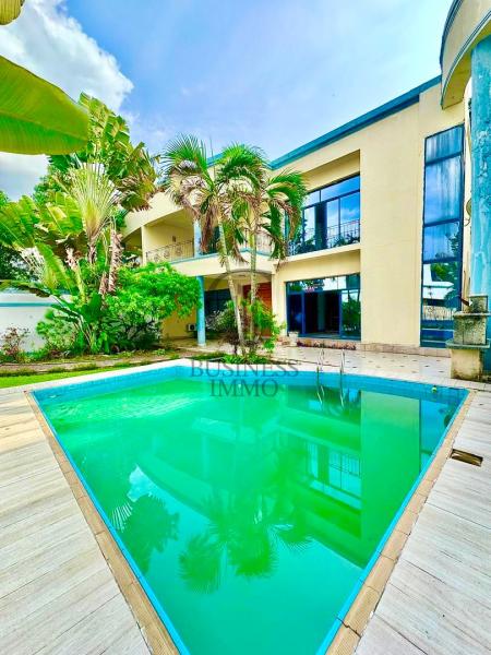 GBUSINESS IMMO VOUS INVITE A DECOUVRIR CETTE SUPERBE VILLA OFFRANT UN CADRE DE VIE AGREABLE ET CONFORTABLE SITUEE DANS UN QUARTIER PRESTIGIEUX.