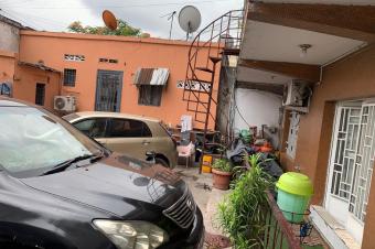 Vente dune Immeuble de 3 niveaux  dans la commune de Kintambo sur le principal Bangala  Superficie 2530  Compositions  8 appartements  1 annexe et 2 maisons commerciales
