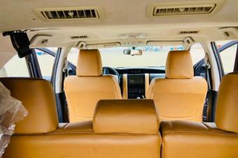 TOYOTA FORTUNER  ANNE 2018 AUTHENTIQUE  VOLANT GAUCHE AUTOMATIQUE  ESSENCE  4 CYLINDRE  CLIMATIS  COULEUR DORIGINE  KILOMTRAGE 36000km FULL OPTION  INTRIEUR EN CUIR 3 BANQ