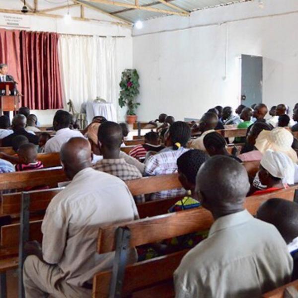 Je suis n au Mali dans une famille musulmane dleveurs touaregs nomades. Jai t invit par un ami  des runions bibliques et jy suis all pour contredire les chrtiens...