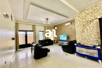 VENTE PARCELLE DE 320m  AVEC BTISSE DE 3 CHAMBRES  MONT NGANFULA