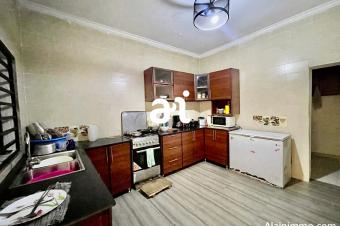 VENTE PARCELLE DE 320m  AVEC BTISSE DE 3 CHAMBRES  MONT NGANFULA