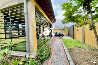 VENTE PARCELLE DE 320m  AVEC BTISSE DE 3 CHAMBRES  MONT NGANFULA