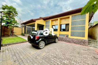 VENTE PARCELLE DE 320m  AVEC BTISSE DE 3 CHAMBRES  MONT NGANFULA