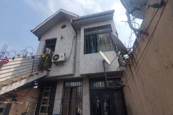  Parcelle  vendre avec une maison dun niveau. Mesurage 7m14m.   Prix120.000                           commune barumbu                  rfrence  Macadam              