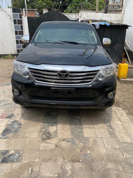 Fortuner modifier 2015  Sans plaque Automatique  essence 4 cylindres full option  Dernire prix 22000   