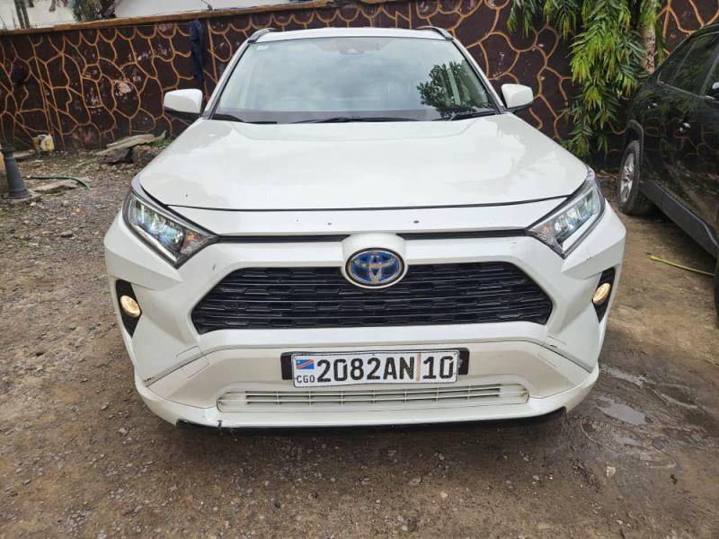 Toyota rav4 hybride  Anne de fabrication 2021  Volant droite Essence  Automatique  4 cylindre  Climatis  kilomtrage 41000km  besoin Prix 16000 offre direct 