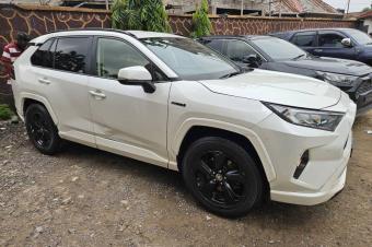 Toyota rav4 hybride  Anne de fabrication 2021  Volant droite Essence  Automatique  4 cylindre  Climatis  kilomtrage 41000km  besoin Prix 16000 offre direct 