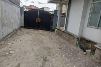 Une grande parcelle en vente avec immeuble dun tage contiennent deux appartements  Limete 1 re rue funa endroit trs idal calme et scurise 