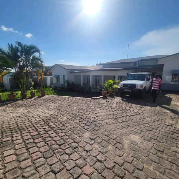 Parcelle de 30m40 soit 1200 mtre carr vendue  ma campagne 1 contenant une belle maison basse 750000 dollars  discuter 