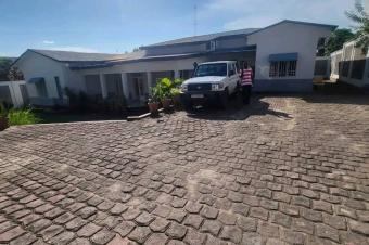 Parcelle de 30m40 soit 1200 mtre carr vendue  ma campagne 1 contenant une belle maison basse 750000 dollars  discuter 