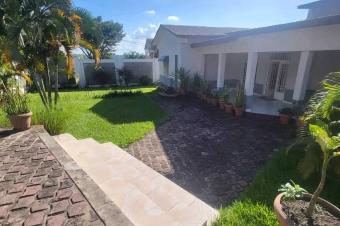 Parcelle de 30m40 soit 1200 mtre carr vendue  ma campagne 1 contenant une belle maison basse 750000 dollars  discuter 