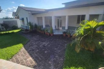 Parcelle de 30m40 soit 1200 mtre carr vendue  ma campagne 1 contenant une belle maison basse 750000 dollars  discuter 