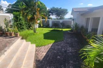 Parcelle de 30m40 soit 1200 mtre carr vendue  ma campagne 1 contenant une belle maison basse 750000 dollars  discuter 