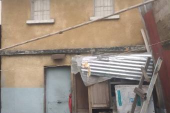 Vente dans la commune de kintambo hpitalprs du macadam.  bel emplacement. Avec 3 maisons dedans   Dimensions 8m sur 18m  Prix  170.000  Discuter