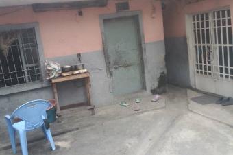 Vente dans la commune de kintambo hpitalprs du macadam.  bel emplacement. Avec 3 maisons dedans   Dimensions 8m sur 18m  Prix  170.000  Discuter