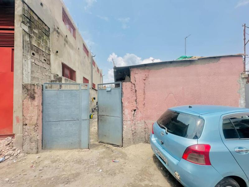 Parcelle de 8msur23  vendre  kintambo 175000 dollars  discuter contenant des maisons  dtruire ou  modifier 