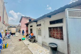 Parcelle de 8msur23  vendre  kintambo 175000 dollars  discuter contenant des maisons  dtruire ou  modifier 