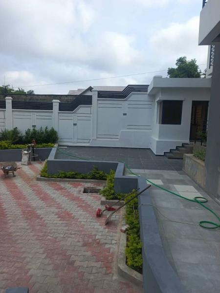 Parcelle mise en vente dans la commune de ngaliema Qjoli Parc avenue Colonel MPIA 19 rf Eglise St Luc avec plusieurs appartements. Gurite groupe lectrogne industriel jardi