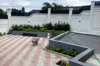 Parcelle mise en vente dans la commune de ngaliema Qjoli Parc avenue Colonel MPIA 19 rf Eglise St Luc avec plusieurs appartements. Gurite groupe lectrogne industriel jardi