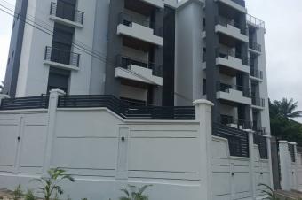 Parcelle mise en vente dans la commune de ngaliema Qjoli Parc avenue Colonel MPIA 19 rf Eglise St Luc avec plusieurs appartements. Gurite groupe lectrogne industriel jardi