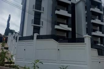 Parcelle mise en vente dans la commune de ngaliema Qjoli Parc avenue Colonel MPIA 19 rf Eglise St Luc avec plusieurs appartements. Gurite groupe lectrogne industriel jardi