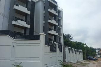 Parcelle mise en vente dans la commune de ngaliema Qjoli Parc avenue Colonel MPIA 19 rf Eglise St Luc avec plusieurs appartements. Gurite groupe lectrogne industriel jardi
