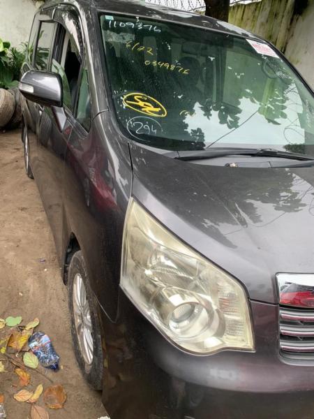 TOYOTA NOHA 3 A VENDRE A KINSHASA 