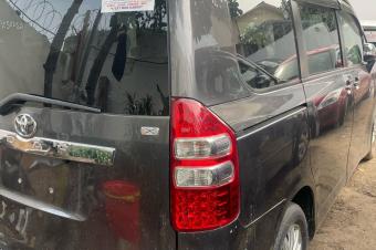 TOYOTA NOHA 3 A VENDRE A KINSHASA 