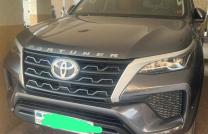 Fortuner 2021 authentique  Plaque récente BT/01 Couleur d'origine partout  Volant gauche Full option Autom Essence 4 Cylindres 4x4 Climatiser 13.499km intérieur cuire 3 banquettes  mediacongo